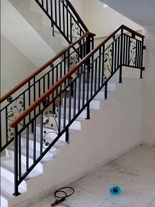 Desain Tangga Besi Ralling Kayu
